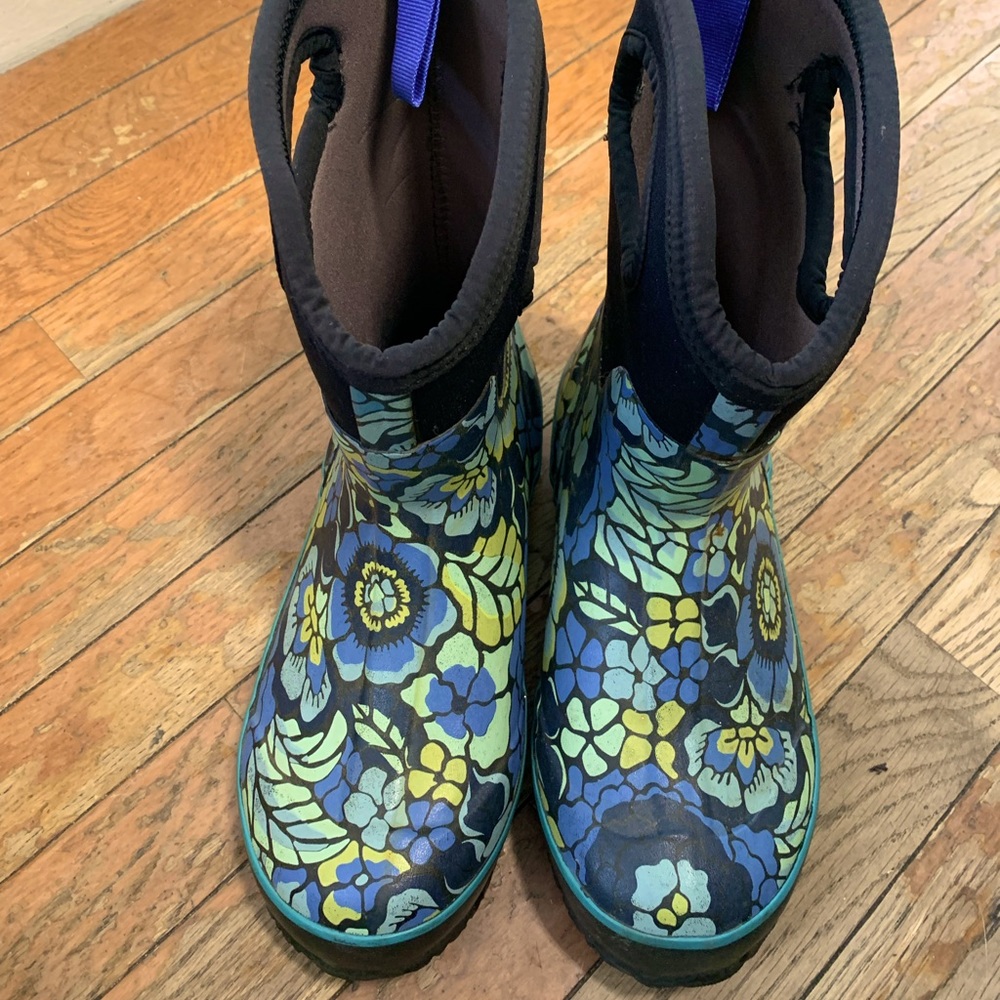 Women’s size 7 mid lanai Bog boots.